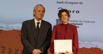 Foto de Núria Molines con el diploma en el acto de entrega, acompañada por Gabriel Hormaechea.