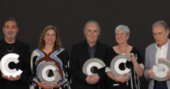 Dolors Udina y los otros cuatro galardonados posan con el premio.